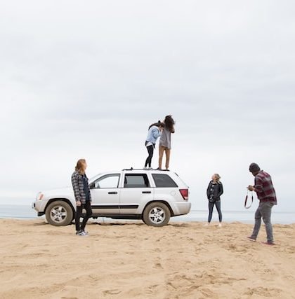 are insurance companies open on weekends